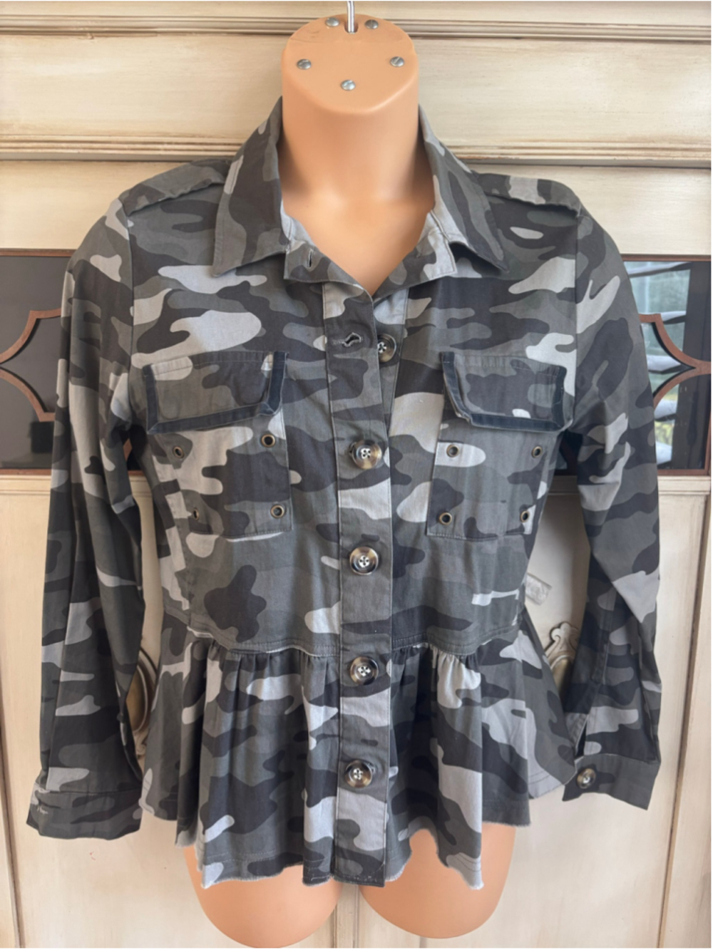 EUC Knox Rose Camo Utility Peplum Jacket in Gray Camo Raw Hemline | Sz M